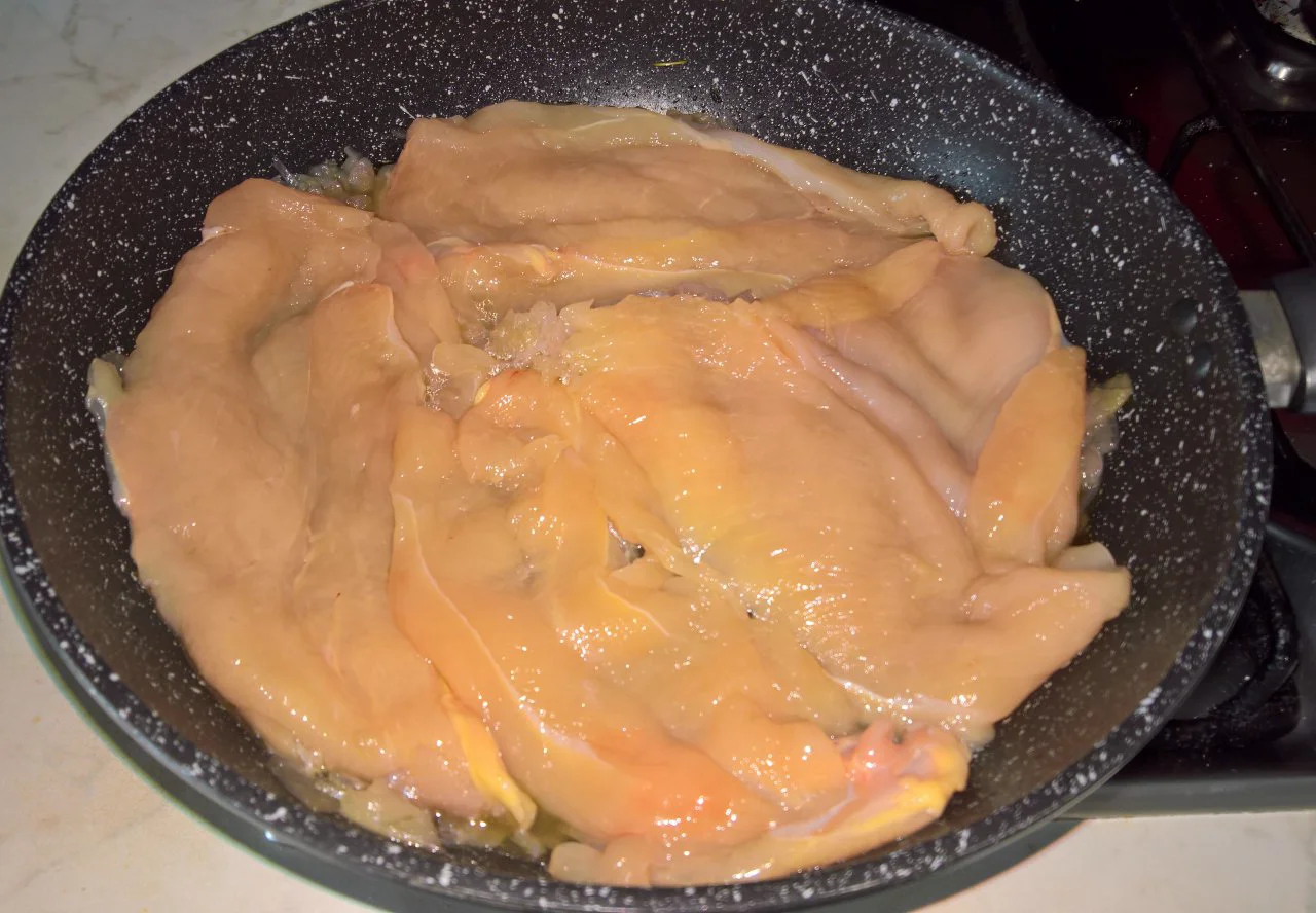 petto di pollo in salsa di cipolle e mele